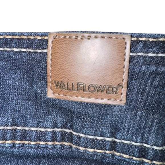 Wallflower Women’s 34x28 Luscious Curvy Fit Bootcut Jeans Raw Hem Dark Wash - Picture 6 of 8